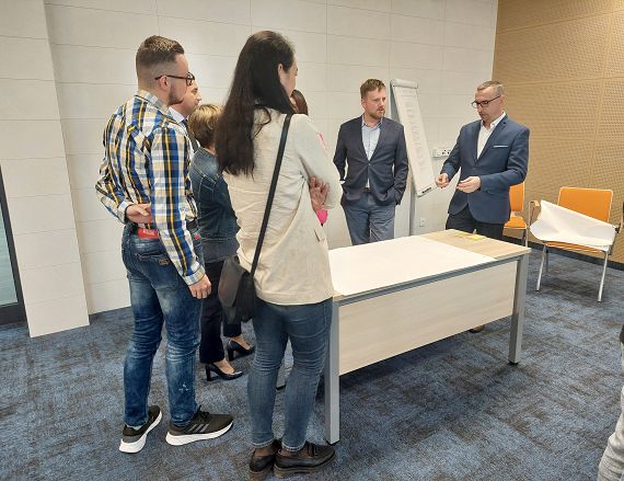 Zdjęcie przedstawia uczestników podczas pracy grupowej.