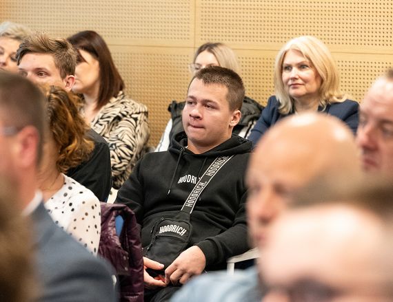 Zdjęcie przedstawia uczestników warsztatów w sali konferencyjnej.