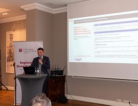 Michał Michał Mścichowski z AXELO Dotacje podczas prezentacji