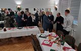 Goście łamiący się opłatkiem