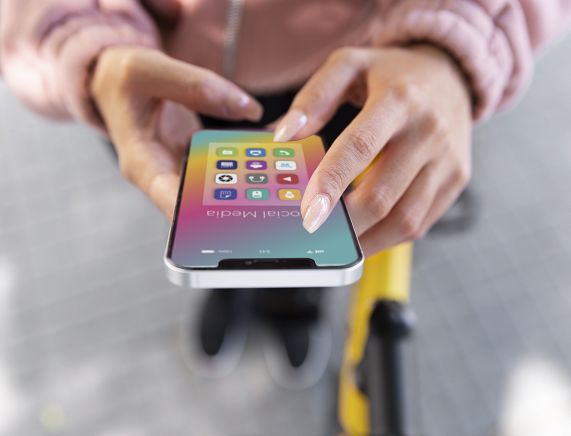 Freepik. Smartfon w dłoni