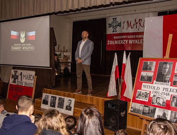 uczniowie szkoły uczcili pamięć Żołnierzy Wyklętych