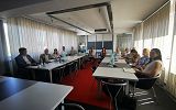 Spotkanie robocze w ramach Miejskiego Obszaru Funkcjonalnego Krosno. Zdjęcie przedstawia osoby obradujące w sali konferencyjnej.