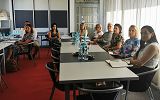 Spotkanie robocze w ramach Miejskiego Obszaru Funkcjonalnego Krosno. Zdjęcie przedstawia osoby obradujące w sali konferencyjnej.