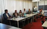 Spotkanie robocze w ramach Miejskiego Obszaru Funkcjonalnego Krosno. Zdjęcie przedstawia osoby obradujące w sali konferencyjnej.