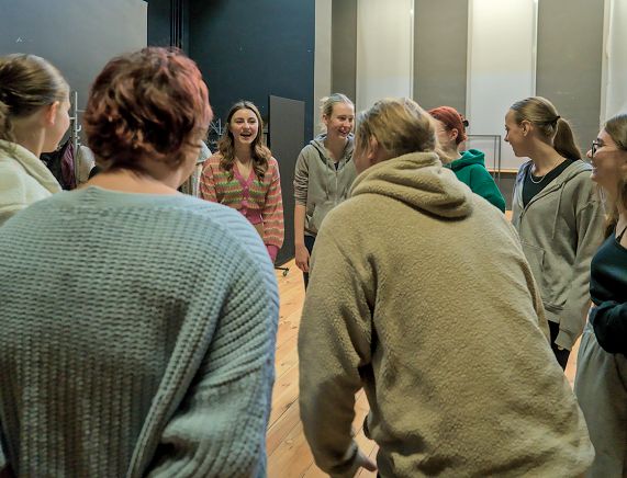 Dotknij teatru fot. arch. 2024 Paweł Fiejdasz na zdjęciu prowadzący Aqtorium