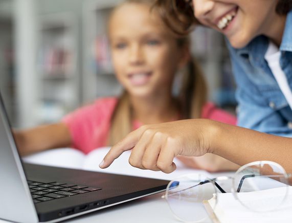 Freepik. Komputery w szkole.jpg