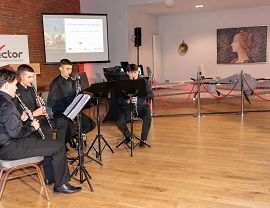 Występ kwartetu klarnetowego, w tle dron