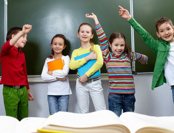 Freepik. Dzieci w szkole podstawowej