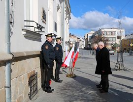 Zdjęcie składanie kwiatów. Rocznica katasfrofy smoleńskiej