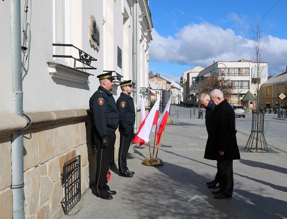 Zdjęcie składanie kwiatów. Rocznica katasfrofy smoleńskiej