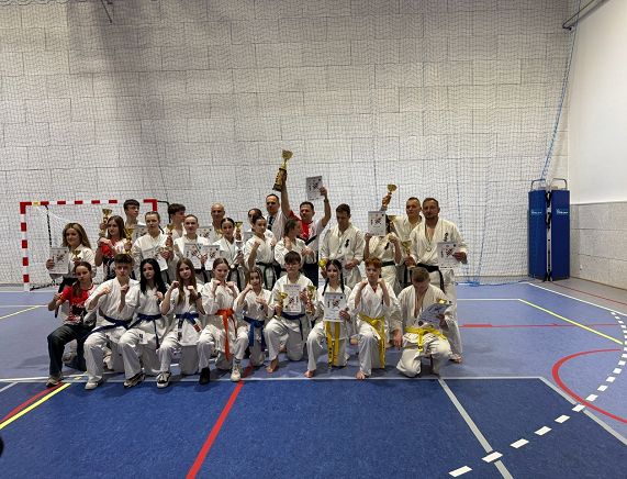 Zdjęcie grupowe - Zawody Makroregion Karate Liszki 12.04.2025