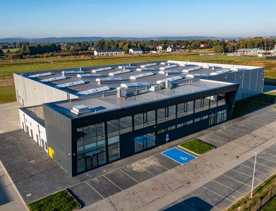 Atrakcyjna działka z halą produkcyjno-magazynową pod dzierżawę przy lotnisku w Krośnie