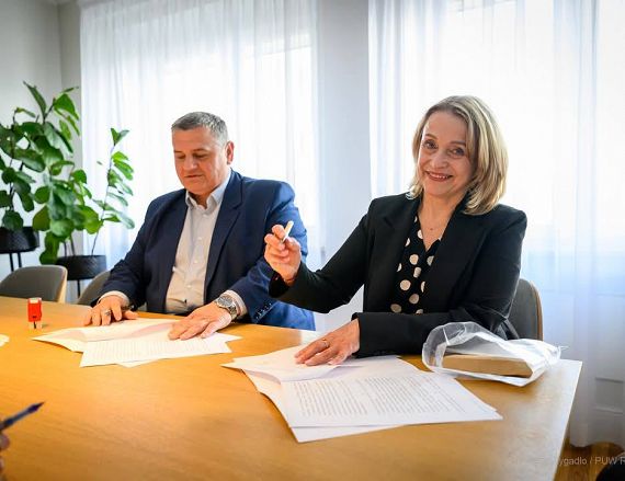 Podpisanie umowy Wojewoda i miasto Krosno