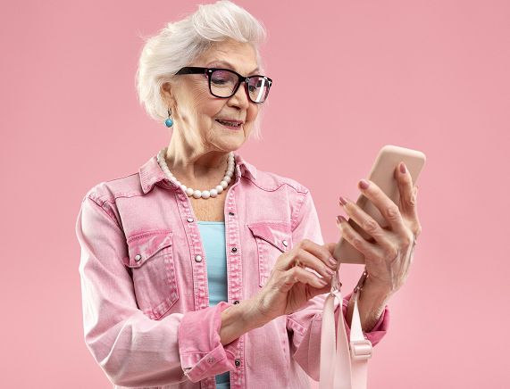 Freepik. Seniorka z telefonem
