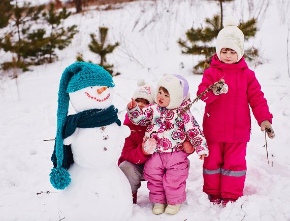 Freepik. Dzieci podczas zabawy w zimie