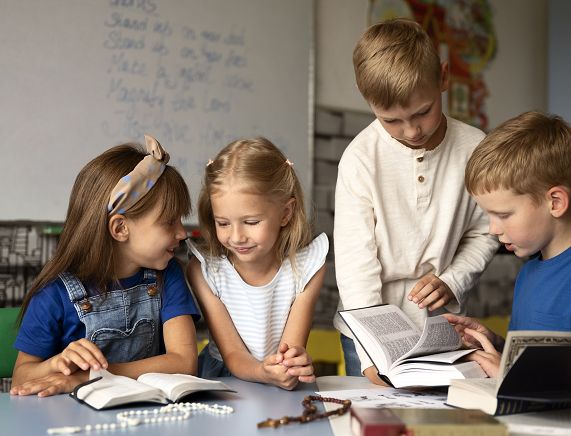 Freepik. Dzieci w szkole