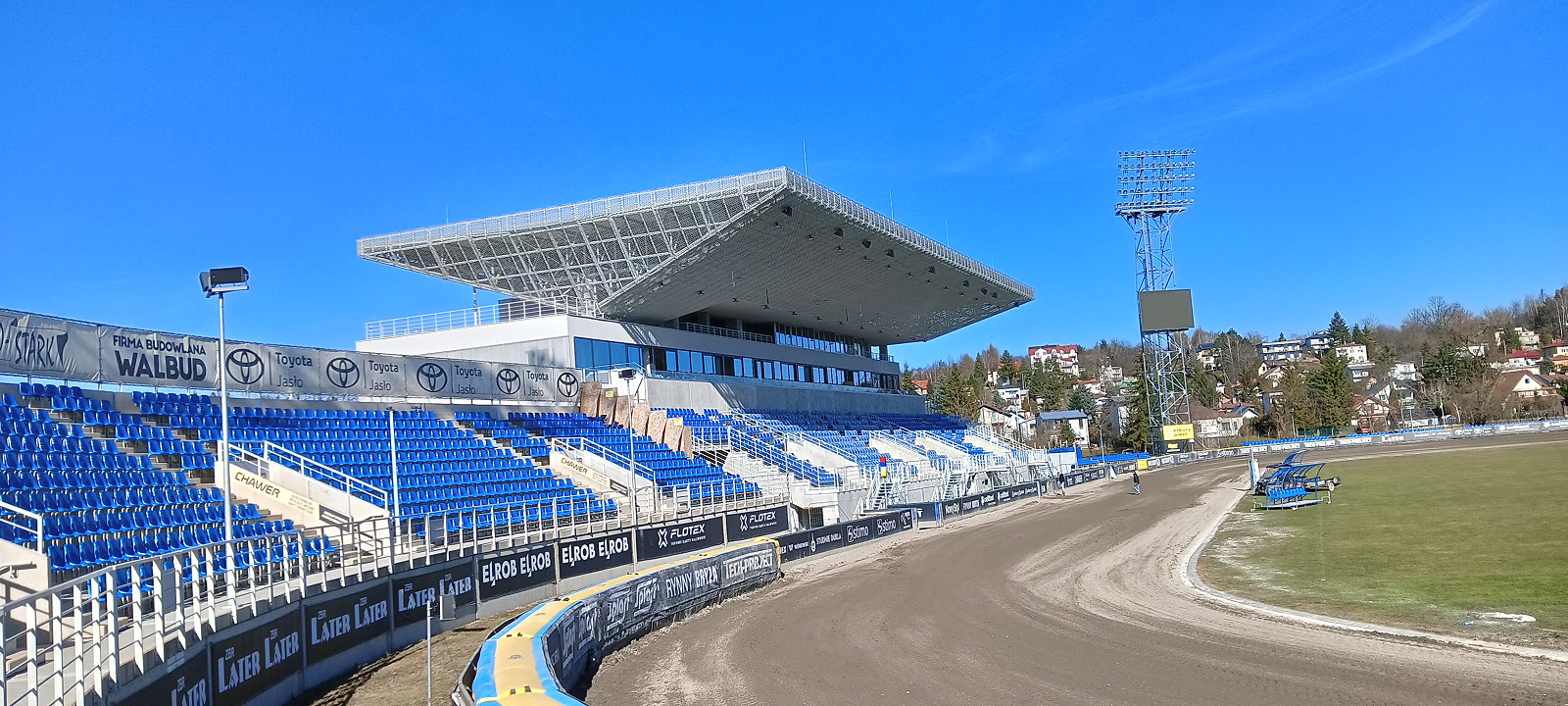 nowa trybuna przy ul. Legionów.jpg [2.05 MB]