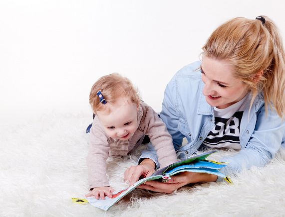 Pixabay. Mama  z dzieckiem czyta książkę